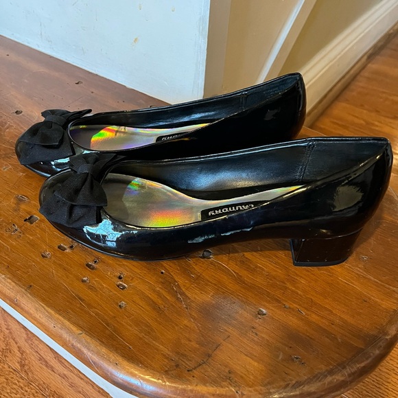 Size 7 black patent 1 inch block heels with bow - Picture 4 of 9